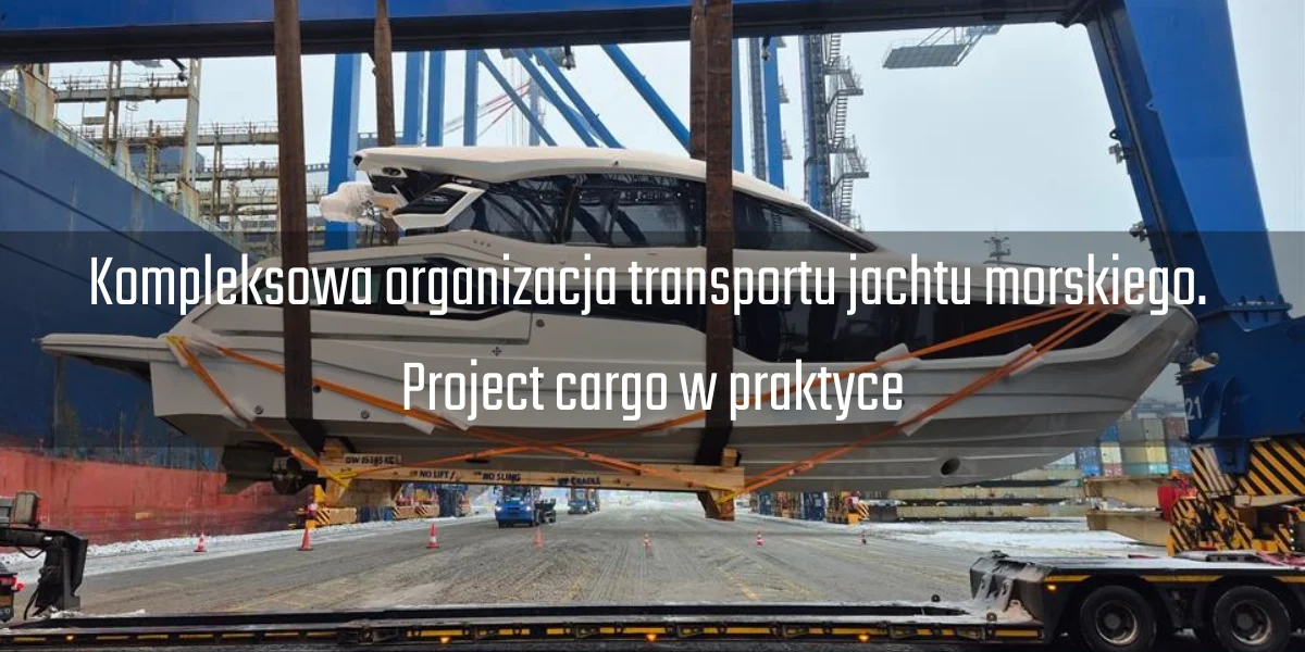 Przeładunek jachtu w porcie. Transport ponadgabarytowy