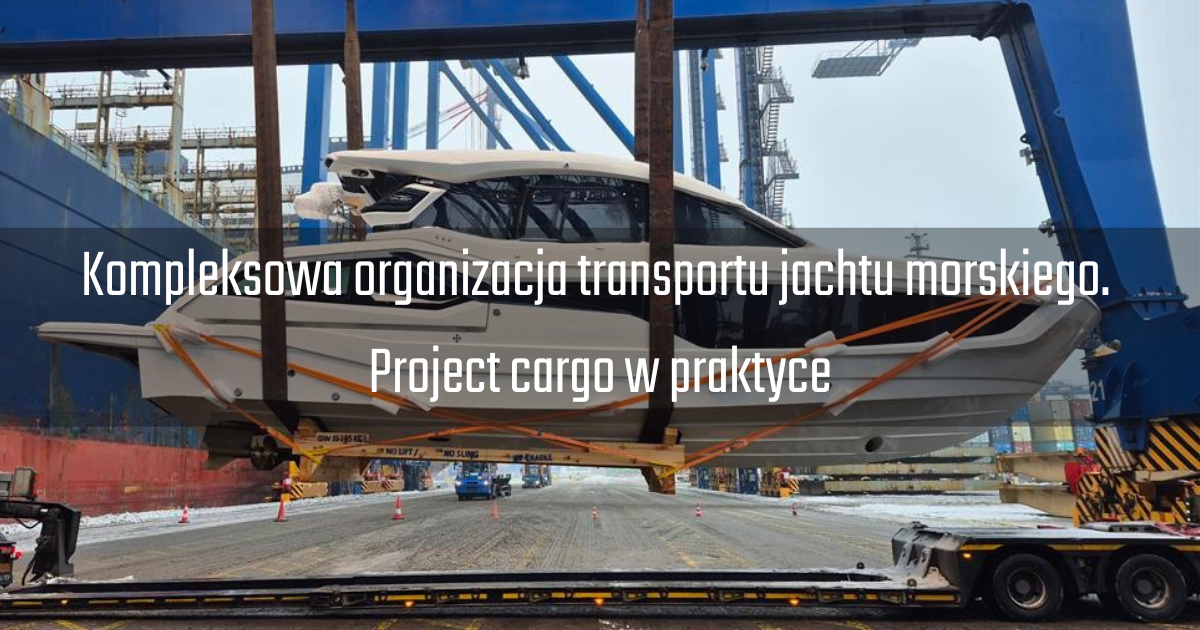 Przeładunek jachtu w porcie. Transport ponadgabarytowy